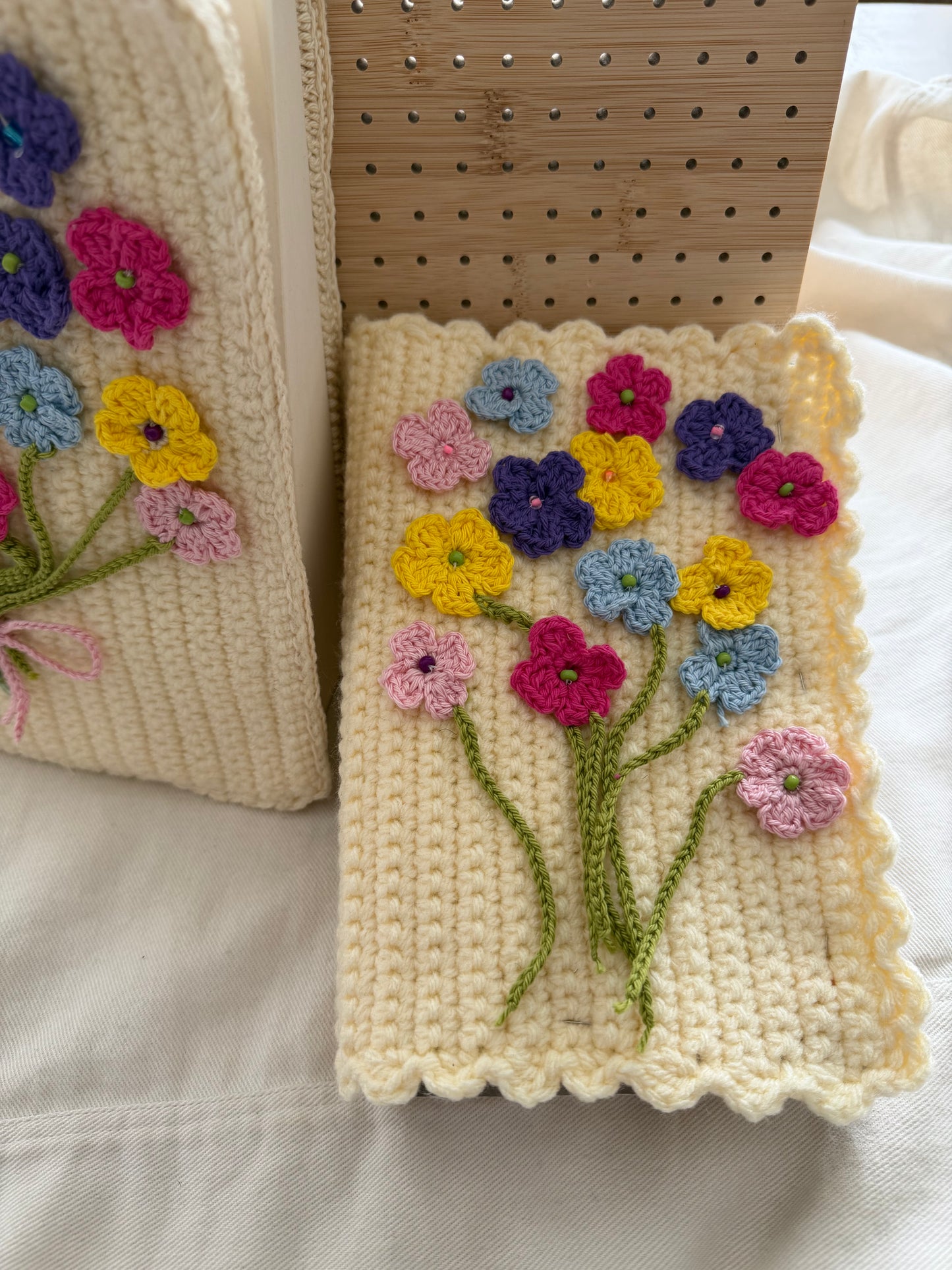 Protège-livre au crochet – Collection Bouquet d'Émotions