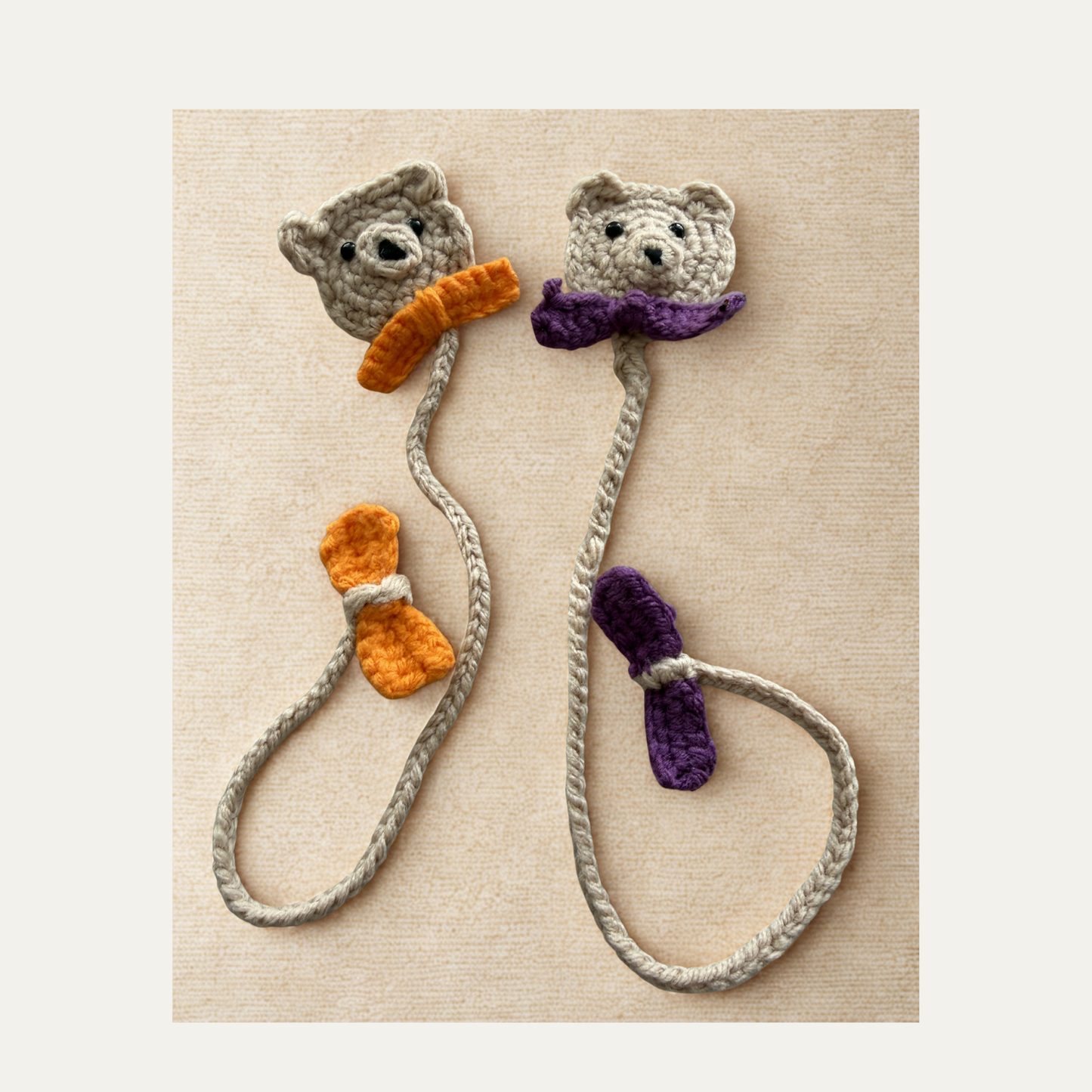 Marque-page au crochet – Ourson nœud papillon 🐻